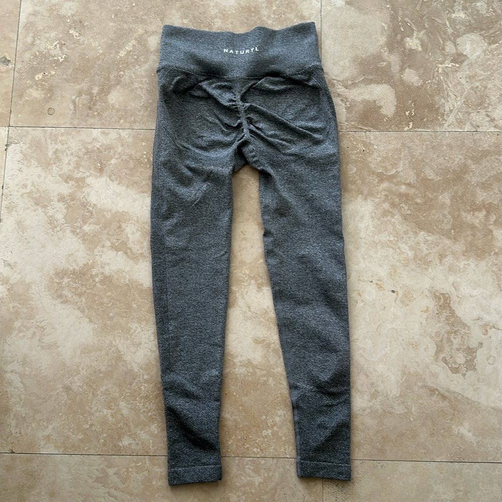 Naturyl Gray Butt Scrunch workout leggings